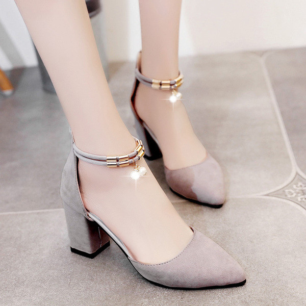 Sandale de damă ascuțite închise cu decor metalic și toc în negru și gri