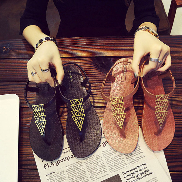 Sandale in stil roman cu decor metalic, potrivite pentru utilizarea de zi cu zi