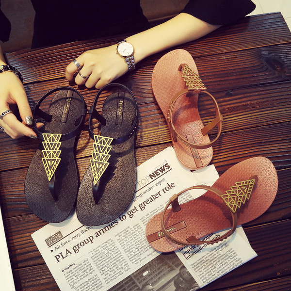 Sandale in stil roman cu decor metalic, potrivite pentru utilizarea de zi cu zi