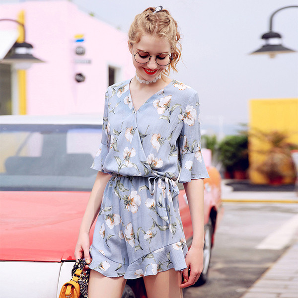 Salopetă de damă elegantă cu motiv floral, cu decolteu în V, în albastru