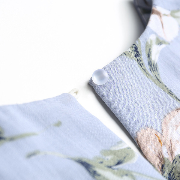 Salopetă de damă elegantă cu motiv floral, cu decolteu în V, în albastru