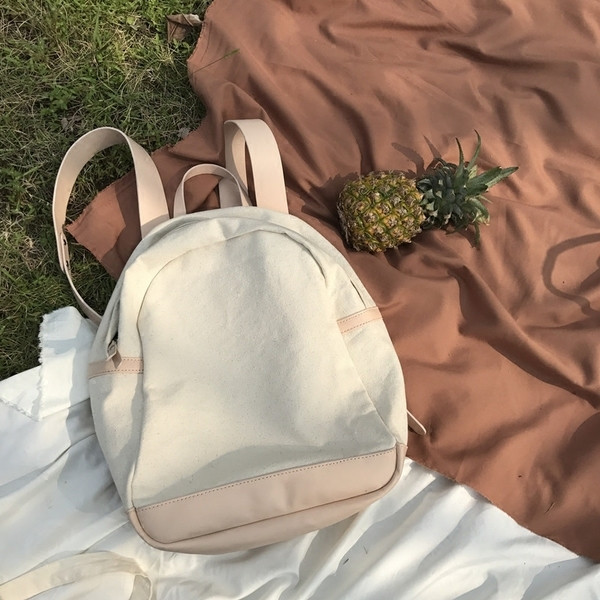 Hétköznapi női hátizsák dupla pánttal, világos színben