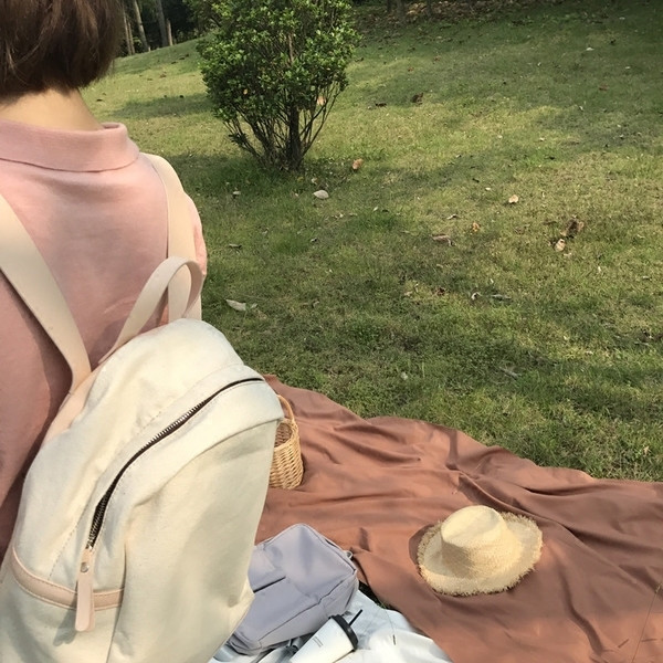 Hétköznapi női hátizsák dupla pánttal, világos színben