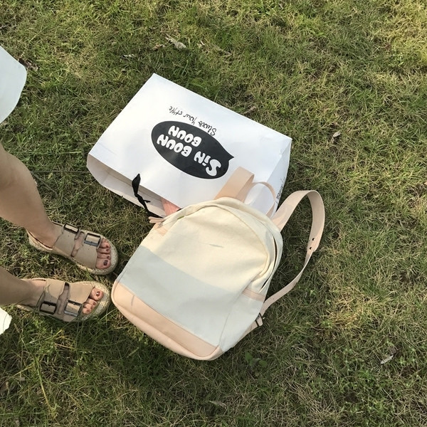 Hétköznapi női hátizsák dupla pánttal, világos színben