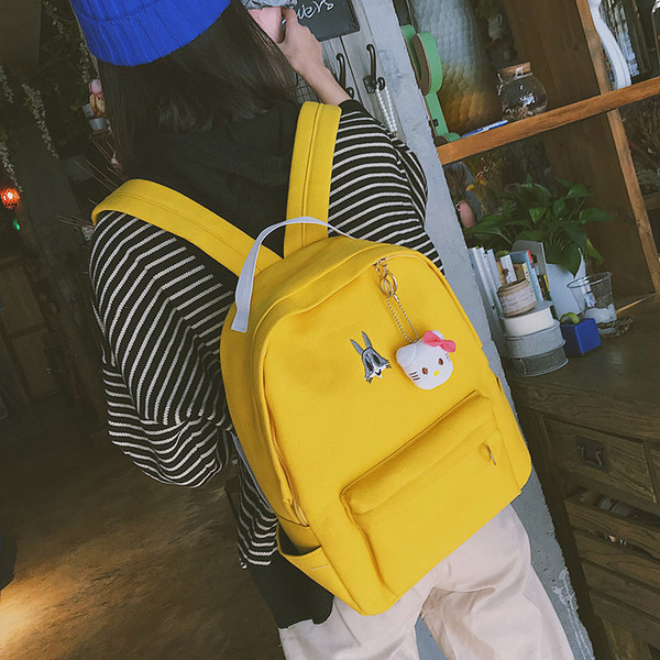 Rucsac de damă în diferite culori, cu un mic buzunar exterior și broderie colorată