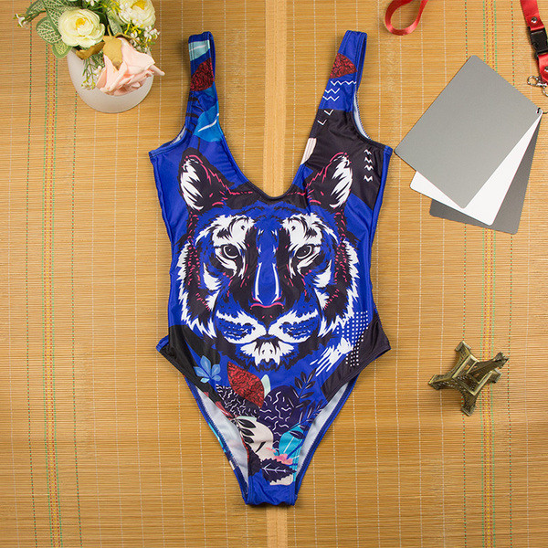 Costum de baie complet pentru o doamnă în albastru cu imprimeu