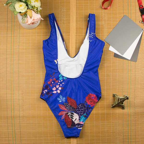 Costum de baie complet pentru o doamnă în albastru cu imprimeu