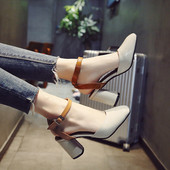 Női lakkbőr szandál sarokkal, elöl zárt, díszítéssel második színben