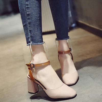 Női lakkbőr szandál sarokkal, elöl zárt, díszítéssel második színben