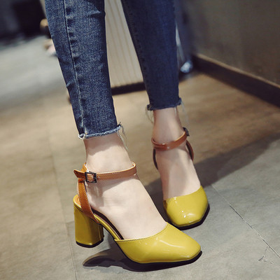 Női lakkbőr szandál sarokkal, elöl zárt, díszítéssel második színben