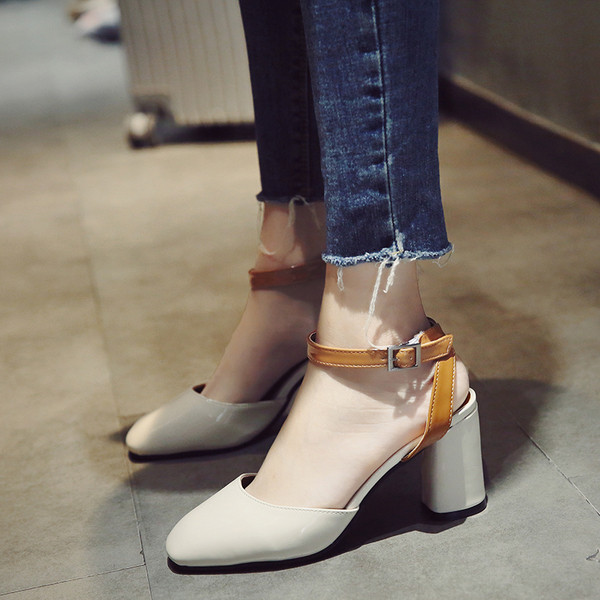 Női lakkbőr szandál sarokkal, elöl zárt, díszítéssel második színben