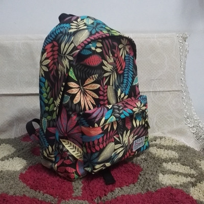 Rucsac de damă în două modele cu motive florale și inscripție