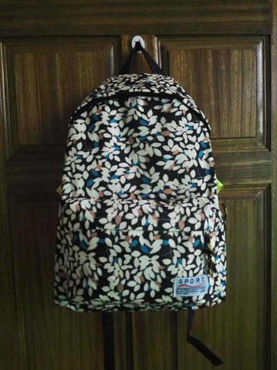 Rucsac de damă în două modele cu motive florale și inscripție