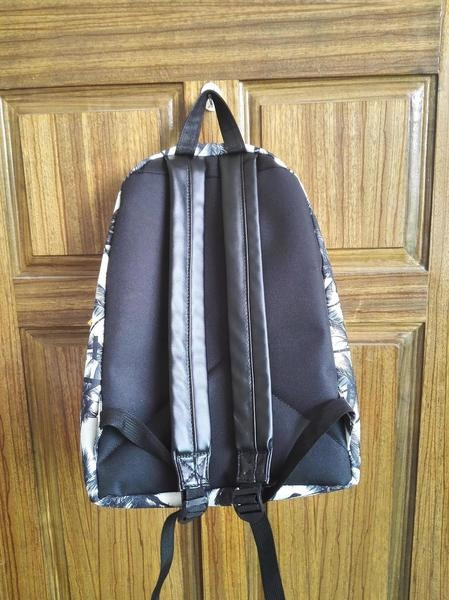 Rucsac de damă în două modele cu motive florale și inscripție