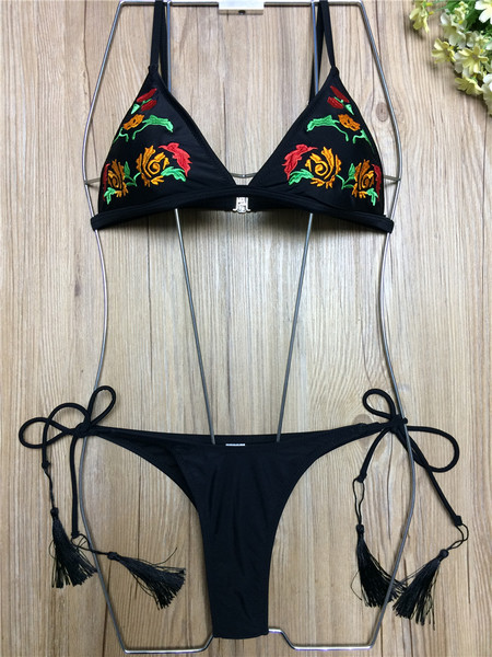 Jelenlegi kétrészes fürdőruha fekete színben virágos hímzéssel