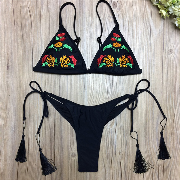 Jelenlegi kétrészes fürdőruha fekete színben virágos hímzéssel