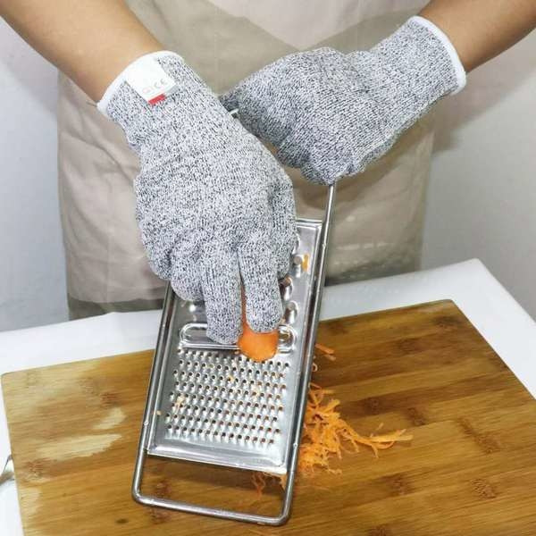 Vágásgátló kesztyű, amely védi az ujjakat a durva vágásoktól – munkához és főzéshez egyaránt alkalmas