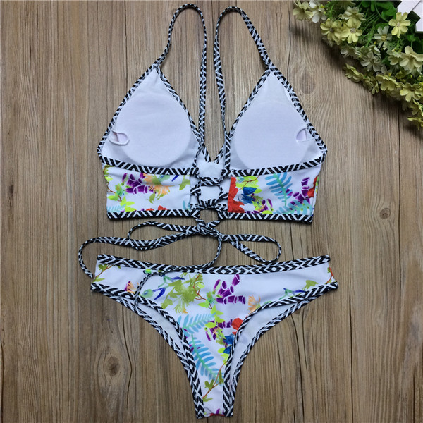 Costum de baie nou de damă din două piese alb cu imprimeu floral