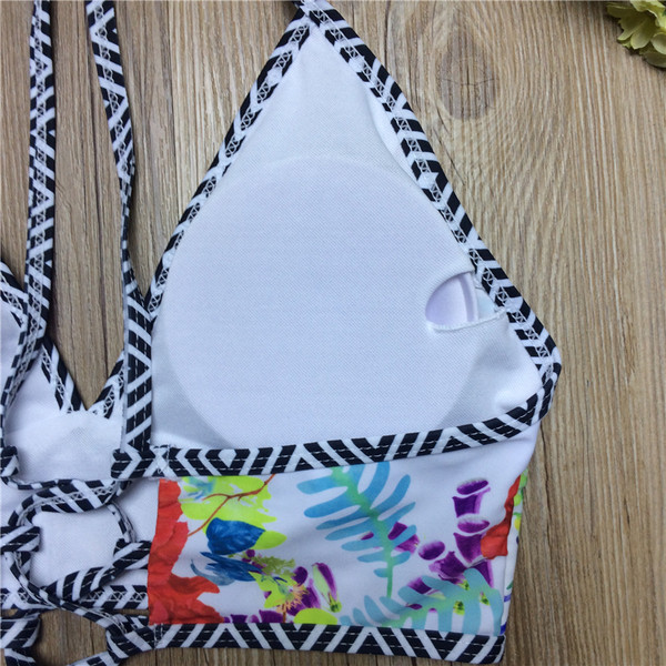 Costum de baie nou de damă din două piese alb cu imprimeu floral