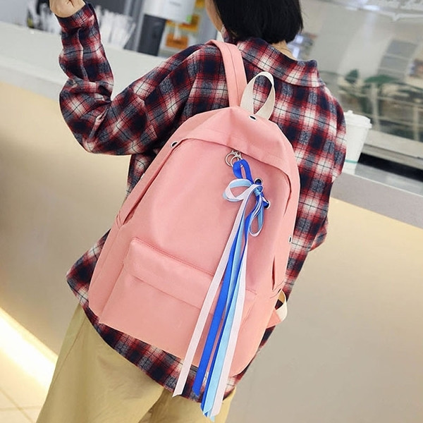 Rucsac de damă cu decor exterior tânăr și panglică