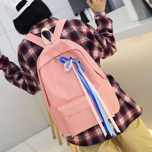 Rucsac de damă cu decor exterior tânăr și panglică