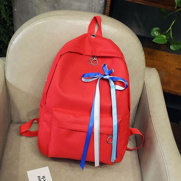 Rucsac de damă cu decor exterior tânăr și panglică