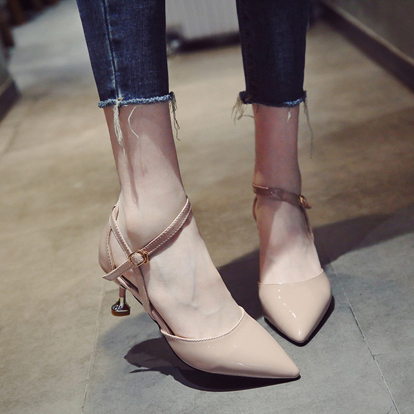 Női hegyes zárt lakkszandál keresztezett pántokkal és érdekes sarokkal