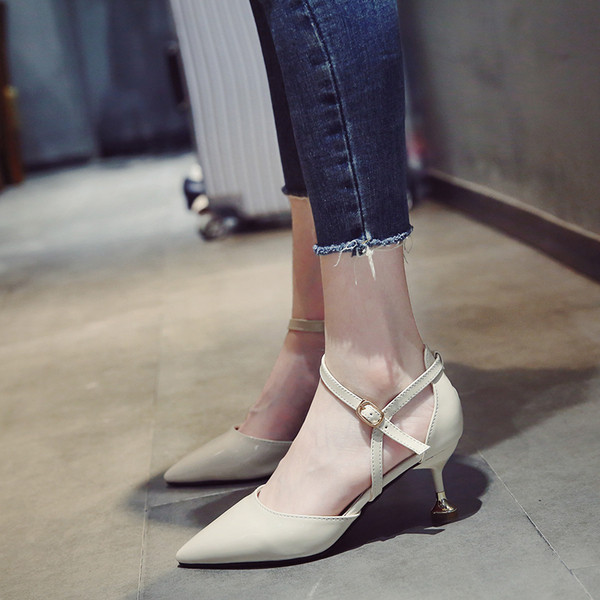 Női hegyes zárt lakkszandál keresztezett pántokkal és érdekes sarokkal