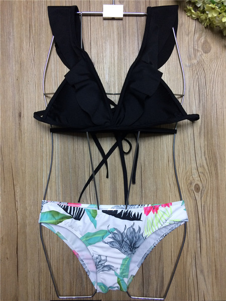 Kétrészes női fürdőruha fekete melltartóval és fehér bikini mintával