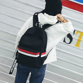 Női hátizsák különböző színekben, fém elemekkel és felirattal