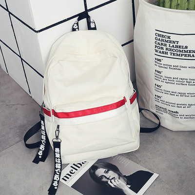 Női hátizsák különböző színekben, fém elemekkel és felirattal