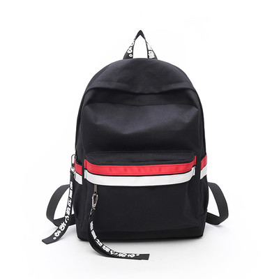 Női hátizsák különböző színekben, fém elemekkel és felirattal