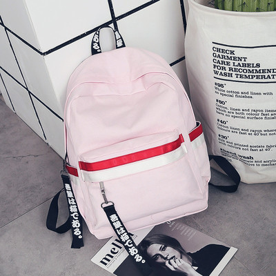 Női hátizsák különböző színekben, fém elemekkel és felirattal