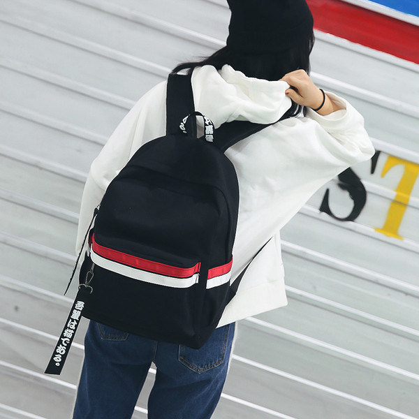 Női hátizsák különböző színekben, fém elemekkel és felirattal