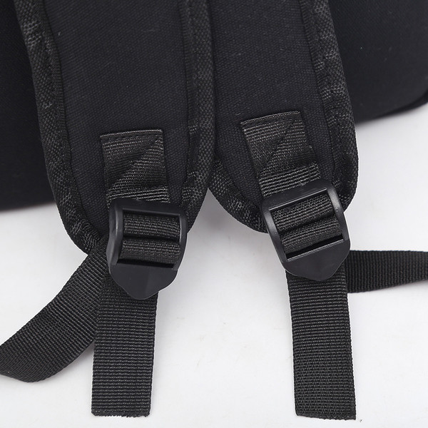 Női hátizsák különböző színekben, fém elemekkel és felirattal