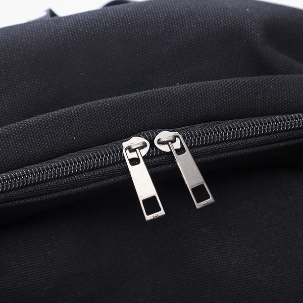 Női hátizsák különböző színekben, fém elemekkel és felirattal