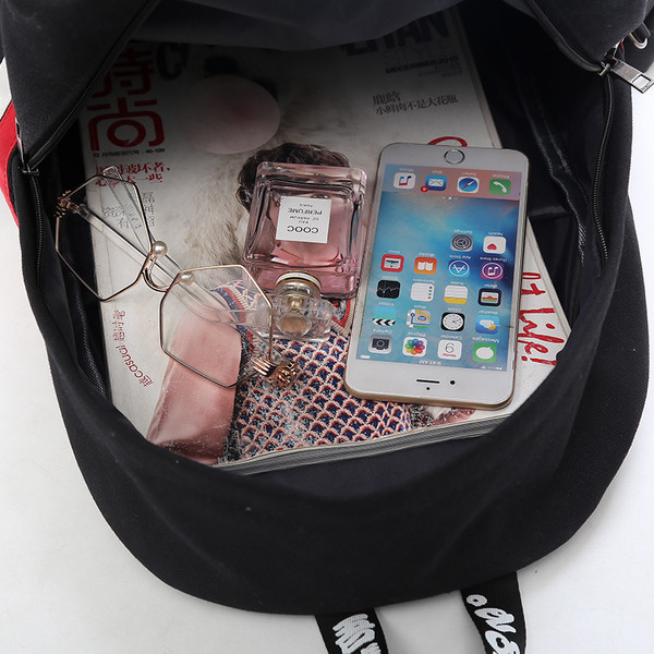 Női hátizsák különböző színekben, fém elemekkel és felirattal