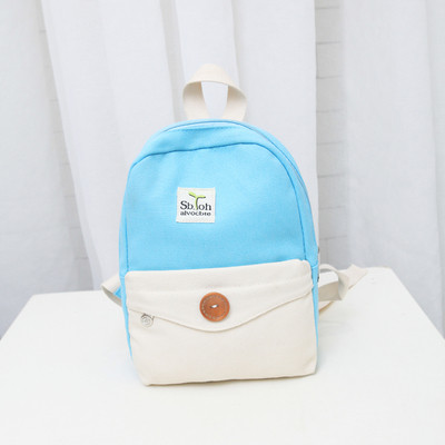 Μοντέρνο σακίδιο σε ανοιχτό χρώμα με εξωτερική τσέπη και διακόσμηση