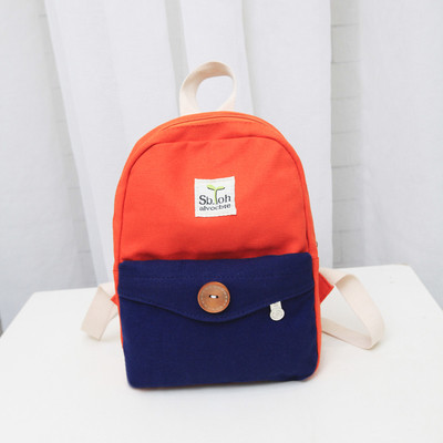 Μοντέρνο σακίδιο σε ανοιχτό χρώμα με εξωτερική τσέπη και διακόσμηση