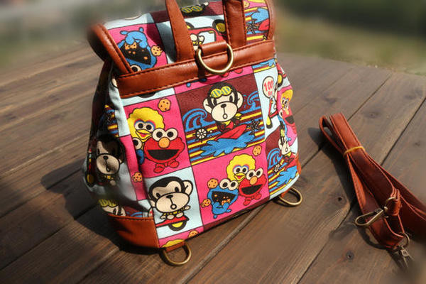 Rucsac de dama cu elemente metalice si bretele din piele ecologica cu imprimeu