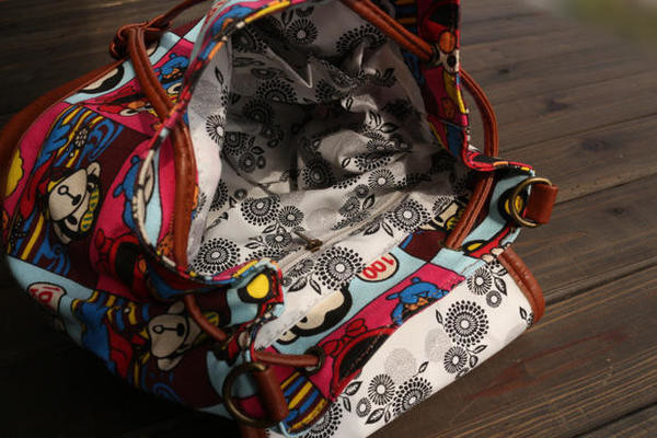 Rucsac de dama cu elemente metalice si bretele din piele ecologica cu imprimeu