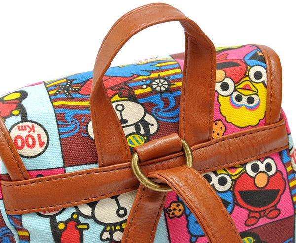 Rucsac de dama cu elemente metalice si bretele din piele ecologica cu imprimeu