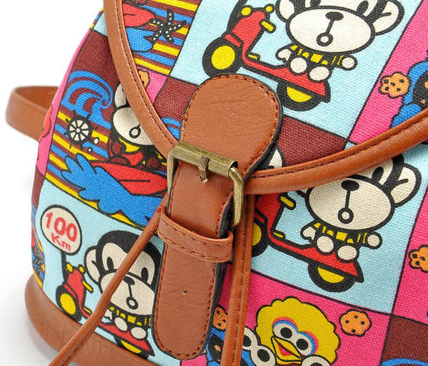 Rucsac de dama cu elemente metalice si bretele din piele ecologica cu imprimeu