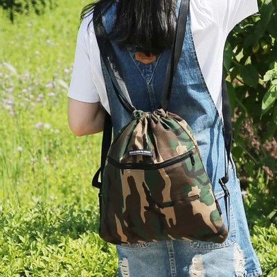 Rucsac de damă cu buzunar exterior și bretele subțiri cu model de camuflaj