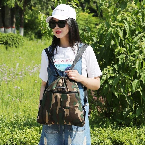 Rucsac de damă cu buzunar exterior și bretele subțiri cu model de camuflaj