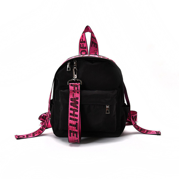 Un rucsac mic de damă cu o inscripție pe bretele