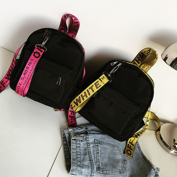 Un rucsac mic de damă cu o inscripție pe bretele