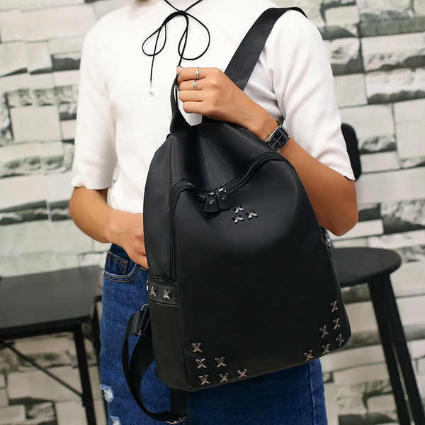 Rucsac de dama de culoare neagra cu buzunare laterale si elemente metalice