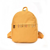 Μικρό καθημερινό σακίδιο σε ανοιχτό χρώμα με μεταλλικά στοιχεία