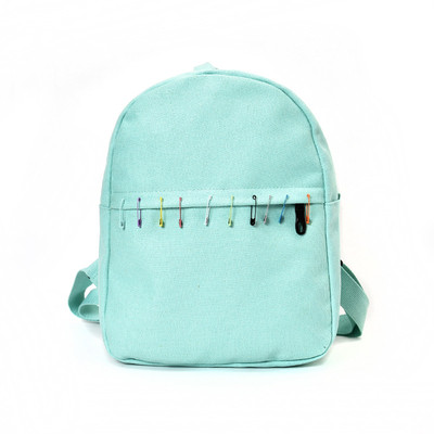 Μικρό καθημερινό σακίδιο σε ανοιχτό χρώμα με μεταλλικά στοιχεία